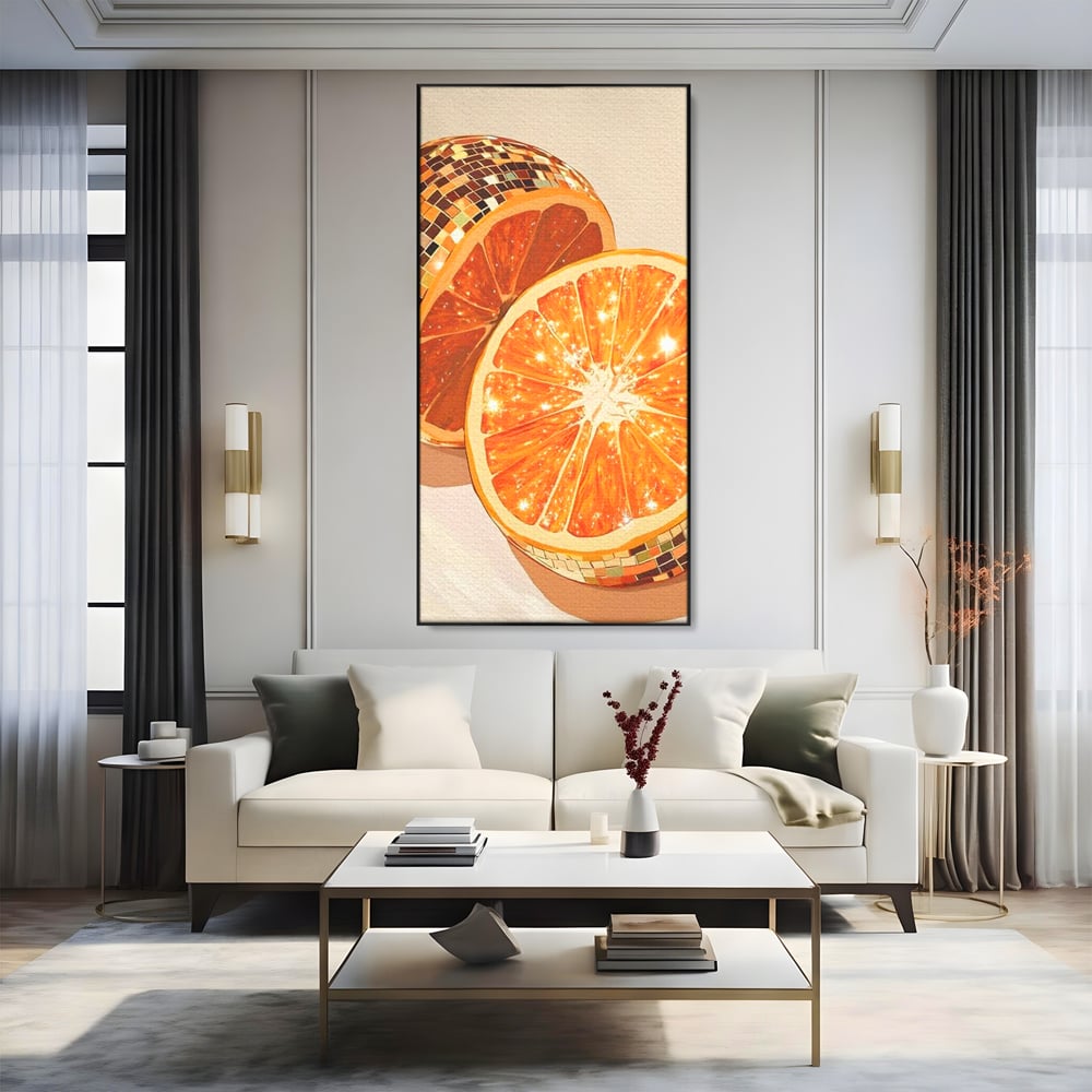 Tablou canvas cu ilustratie digitala cu felii de portocala si globuri disco, in rama de aluminiu negru, pe perete intr-un living